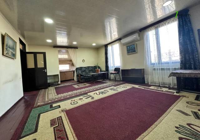 Երկու հարկանի քարե տուն 15-րդ փողոցում Շենգավիթում, 597 քմ, 2 սանհանգույց, կոսմետիկ վերանորոգում