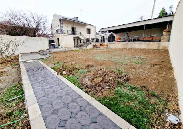 Երկու հարկանի քարե տուն, Նոյ թաղամաս Աջափնյակում, 840 ք.մ., 3+ սանհանգույց, եվրովերանորոգված