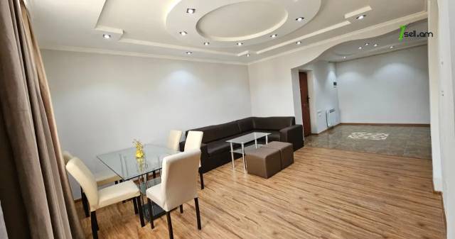 4 սենյականոց բնակարան Նիկողայոս Ադոնցի փողոցում, 100 քմ, եվրովերանորոգված, քարե շենք