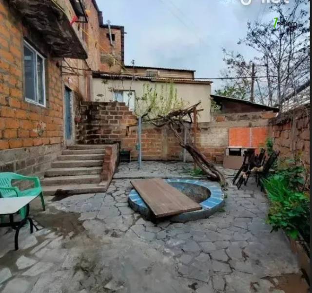 Երեք հարկանի քարե տուն Սարի Թաղ 3-րդ փողոցում Էրեբունիում, 131 քմ, 3+ սանհանգույց