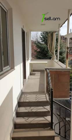 Երկու հարկանի քարե տուն Գաջեգործների փողոցում Էրեբունիում, 120 քմ, կապիտալ վերանորոգված