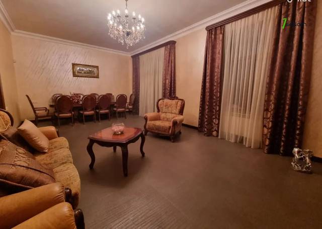 Երեք հարկանի քարե տուն, Գ-1 թաղամաս Աջափնյակում, 370 ք.մ., 2 սանհանգույց, կապիտալ վերանորոգված