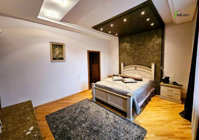 Երեք հարկանի քարե տուն, Գ-1 թաղամաս Աջափնյակում, 1391 ք.մ., 3+ սանհանգույց, կապիտալ վերանորոգված