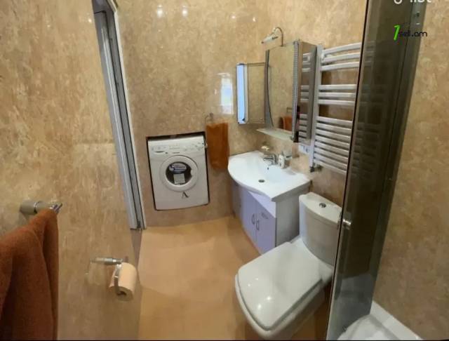 3 սենյականոց բնակարան Աբովյան փողոցում, 72 ք.մ., 2/4 հարկ, բարձր առաստաղներ, կապիտալ վերանորոգված