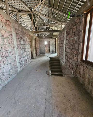 Երեք հարկանի տուն Պրահայի փողոցում կենտրոնում, 920 ք.մ., 3+ սանհանգույց, մասնակի վերանորոգում