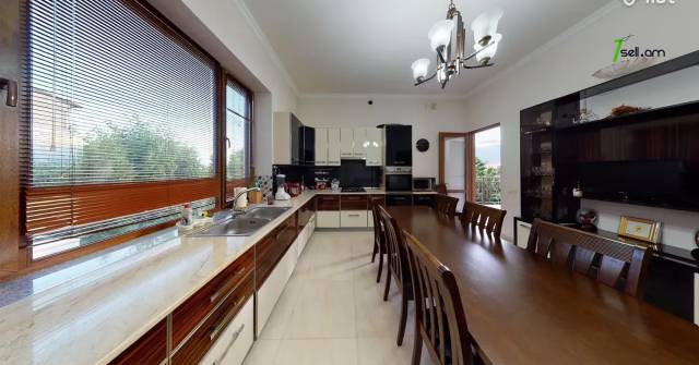 Երեք հարկանի քարե տուն Ջրվեժում, 570 քմ, 2 սանհանգույց, եվրովերանորոգված