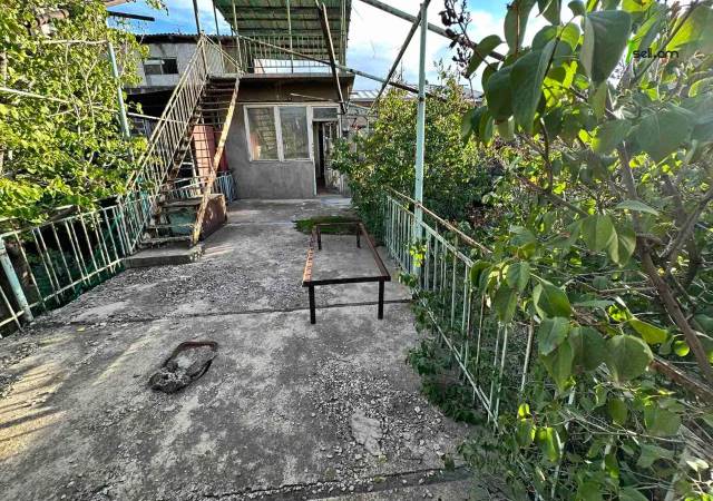 Երկու հարկանի քարե տուն Նաիրի Զարյան փողոցում կենտրոնում, 567 ք.մ., 2 սանհանգույց