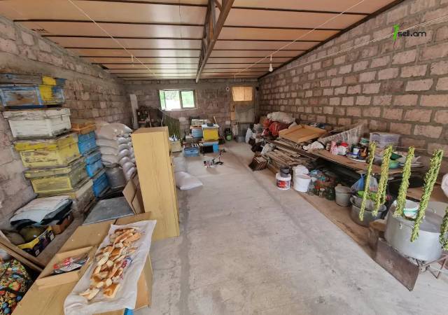 Մեկ հարկանի քարե տուն Ավանում, 1400 ք.մ., 2 սանհանգույց