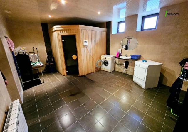 Երկու հարկանի քարե տուն Ծարավ Աղբյուրի փողոցում Ավանում, 1650 ք.մ., 3+ սանհանգույց