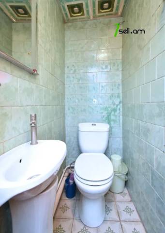 Երեք հարկանի քարե տուն Ազատամարտիկների փողոցում Էրեբունիում, 182 քմ, 2 սանհանգույց