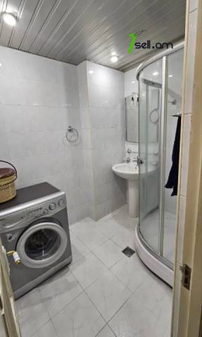 2 սենյականոց բնակարան Մոսկովյան փողոցում, 65 ք.մ., նախավերջին հարկ, կապիտալ վերանորոգված, քարե շենք