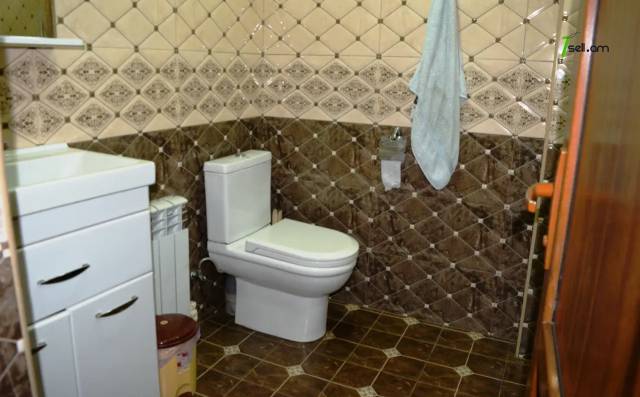 Երկու հարկանի քարե տուն Կնունյանց փողոցում Գյումրիում, 279 քմ, 2 սանհանգույց, եվրովերանորոգված