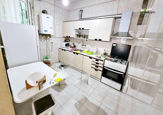 Երեք հարկանի քարե տուն Սայաթ-Նովայի պողոտայում կենտրոնում, 240 ք.մ., 2 սանհանգույց, եվրովերանորոգված