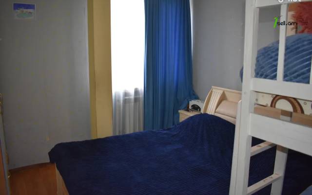 3 սենյականոց բնակարան Կարապետ Ուլնեցու փողոցում, 90 ք.մ., 2/6 հարկ, եվրովերանորոգված, քարե շենք