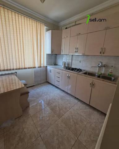 3 սենյականոց բնակարան Արամի փողոցում, 98 ք.մ., 3/6 հարկ, մի քանի պատշգամբ, կապիտալ վերանորոգված