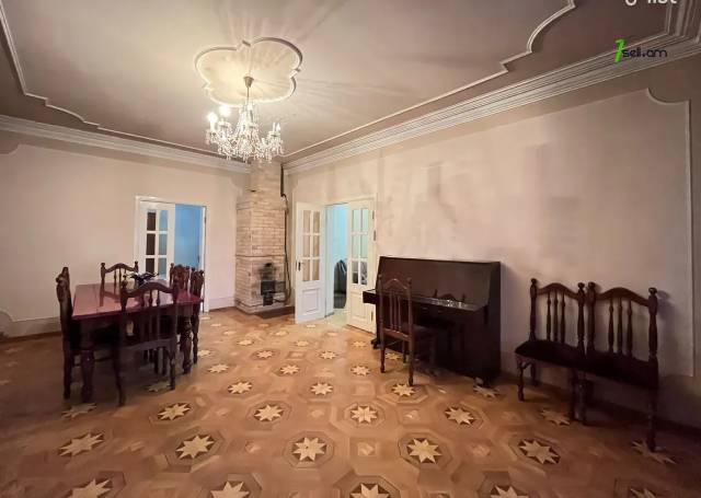 Երկու հարկանի քարե տուն Մարշալ Խուդյակովի փողոցում Ավանում, 286 ք.մ., 2 սանհանգույց