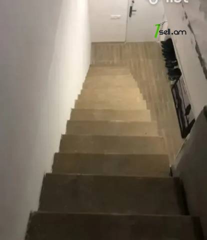 Երեք հարկանի քարե տուն Սարի Թաղ 3-րդ փողոցում Էրեբունիում, 131 քմ, 3+ սանհանգույց