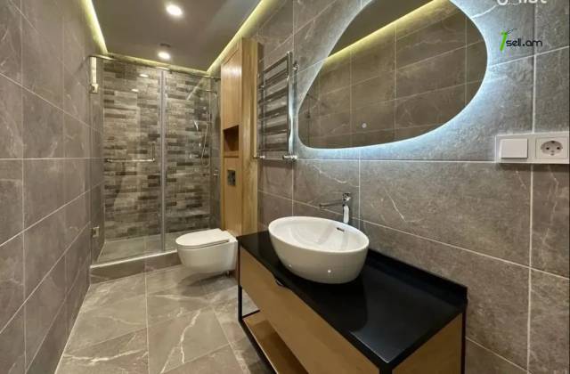 4 սենյականոց բնակարան նորակառույց շենքում Պարոնյան փողոցում, 132 ք.մ., 2 սանհանգույց