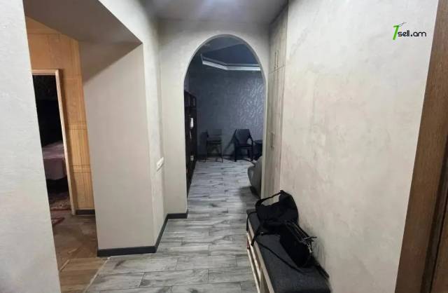 3 սենյականոց բնակարան, Թբիլիսյան խճուղի, 72 քմ, մասնակի վերանորոգում, քարե շենք