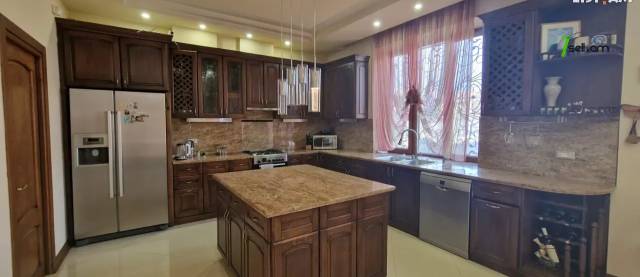 Երկու հարկանի քարե տուն Աջափնյակում, 360 ք.մ., 3+ սանհանգույց, եվրովերանորոգված