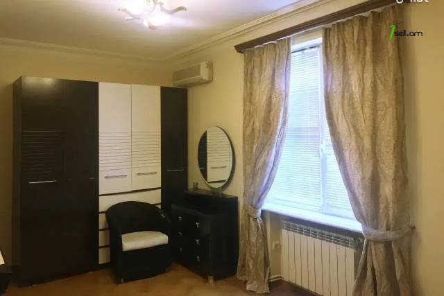 4 սենյականոց բնակարան Արամ Խաչատրյան փողոցում, 113 ք.մ., 3/5 հարկ, կապիտալ վերանորոգված, քարե շենք