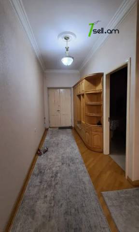 2 սենյականոց բնակարան Բաղրամյան պողոտայում, 70 քմ, նախավերջին հարկ, կապիտալ վերանորոգված, քարե շենք