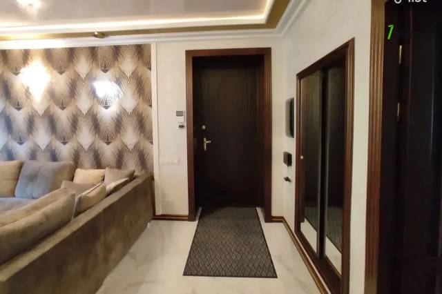 3 սենյականոց բնակարան Վարդանանց փողոցում, 86 ք.մ., 2/5 հարկ, 2 սանհանգույց, բարձր առաստաղներ