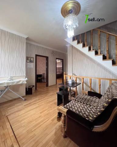 Երկու հարկանի քարե տուն Անտառային փողոցում կենտրոնում, 350 ք.մ., 3+ սանհանգույց, եվրովերանորոգված