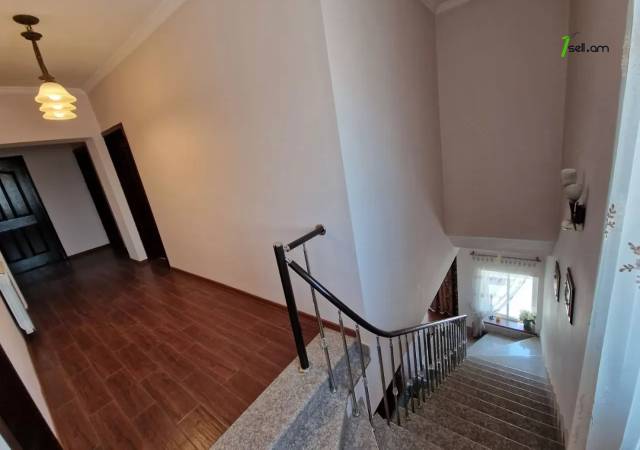 Երկու հարկանի քարե տուն, Գ-1 թաղամաս Աջափնյակում, 500 ք.մ., 3+ սանհանգույց, եվրովերանորոգված