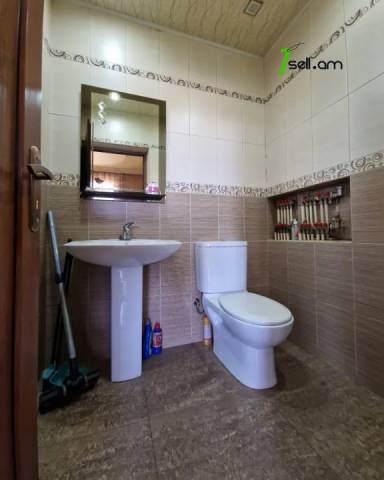 Երկու հարկանի քարե տուն Աշոտ Հովհաննիսյանի փողոցում Նոր Նորքում, 700 ք.մ., 3+ սանհանգույց