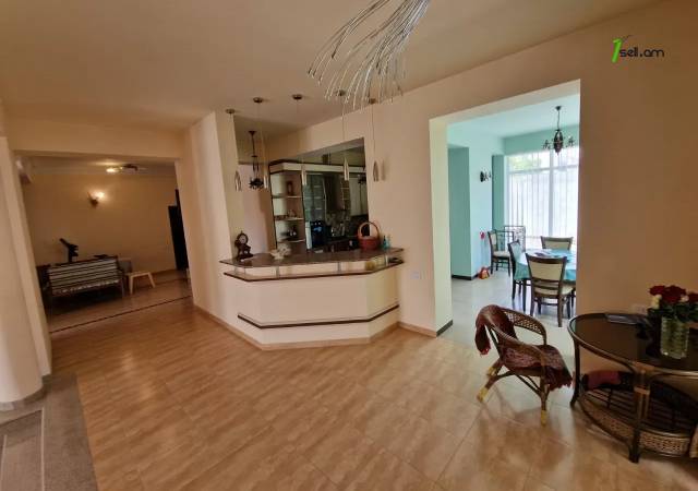 Մեկ հարկանի քարե տուն Խաչատուր Աբովյանի 27-րդ փողոցում Ավանում, 1000 ք.մ., 2 սանհանգույց