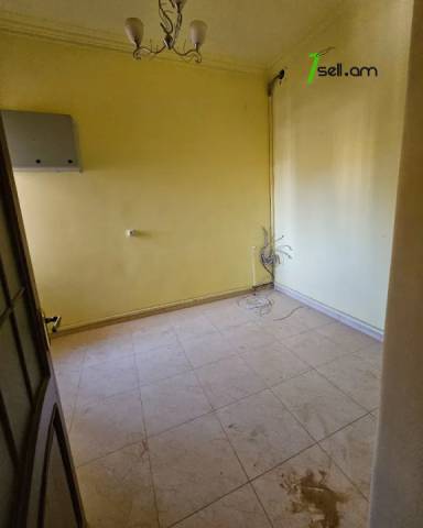 Երեք հարկանի քարե տուն Քաջազնունի փողոցում կենտրոնում, 1060 ք.մ., 3+ սանհանգույց