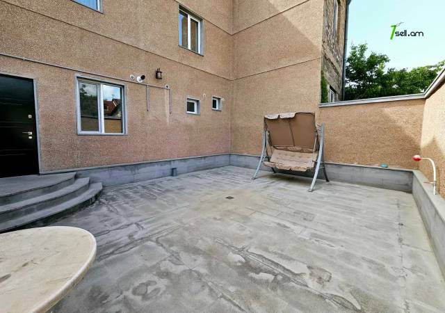 Երեք հարկանի քարե տուն Նոր Արեշի 2րդ փողոցում Էրեբունիում, 450 ք.մ., 3+ սանհանգույց