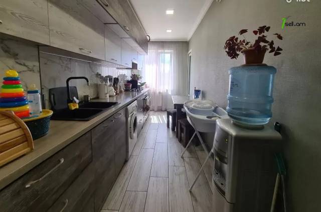 3 սենյականոց բնակարան, Դավթաշեն 4-րդ թաղամաս, 75 քմ, 6/9 հարկ, մի քանի պատշգամբ