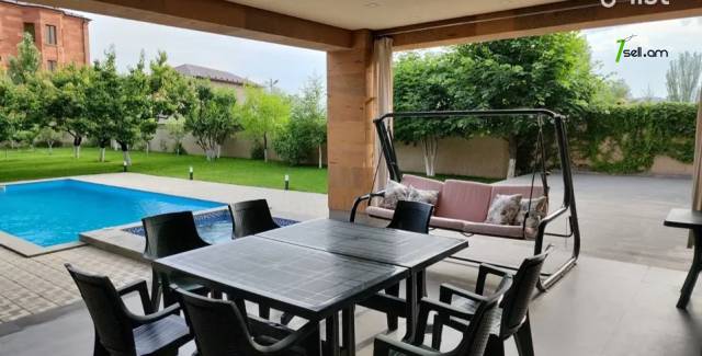 Երեք հարկանի տուն Մարշալ Բաբաջանյան փողոցում Ավանում, 715 քմ, 3+ սանհանգույց