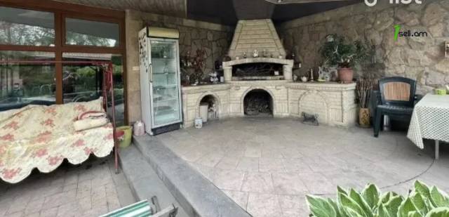 Չորս հարկանի քարե տուն Պարույր Սևակ թաղամաս 2-րդ փողոցում Առինջում, 640 քմ, 3+ սանհանգույց