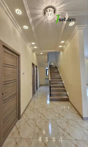 Երկու հարկանի քարե տուն Սամվել Գևորգյան փողոցում Դավթաշենում, 620 քմ, 2 սանհանգույց