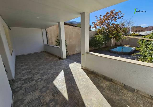 Երեք հարկանի քարե տուն Քաջազնունի փողոցում կենտրոնում, 1060 ք.մ., 3+ սանհանգույց