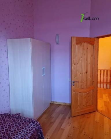 Երկու հարկանի քարե տուն Քեռու փողոցում Ձորաղբյուրում, 1200 քմ, 2 սանհանգույց, եվրովերանորոգված