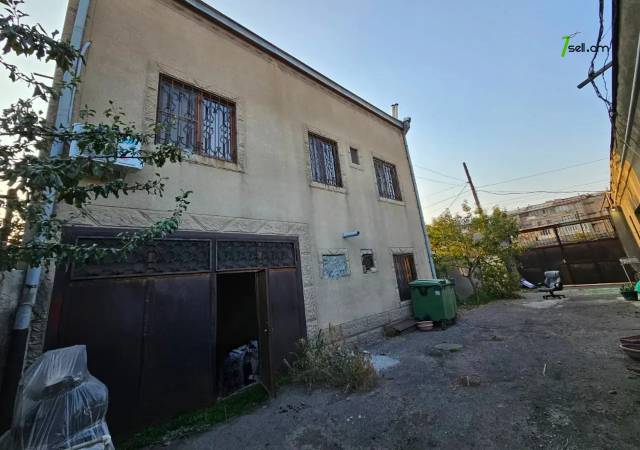 Երեք հարկանի քարե տուն Դավիթ Բեկի փողոցում Էրեբունիում, 480 ք.մ., 2 սանհանգույց, եվրովերանորոգված