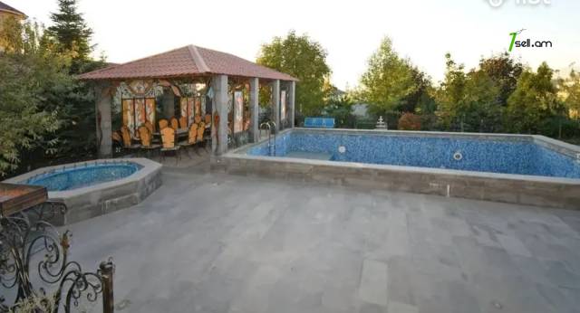 Երկու հարկանի տուն Վահան Տերյանի փողոցում Ավանում, 500 ք.մ., 3+ սանհանգույց, մեծ հողամաս