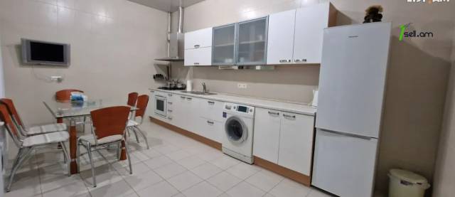 Ընդարձակ 5 սենյականոց բնակարան Մեսրոպ Մաշտոցի պողոտայում, 310 ք.մ., 2 սանհանգույց, բարձր առաստաղներ