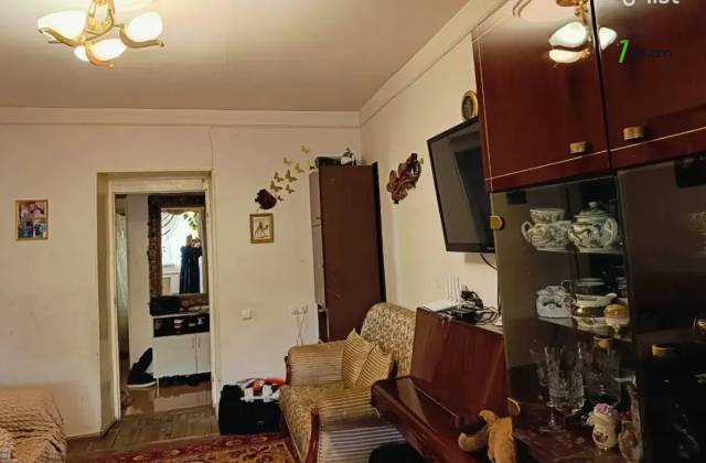 3 սենյականոց բնակարան Նելսոն Ստեփանյան փողոցում, 76 ք.մ., մի քանի պատշգամբ, կոսմետիկ վերանորոգում