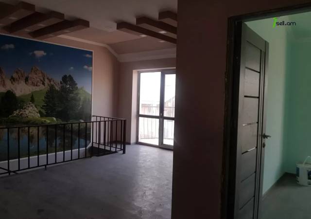 Երկու հարկանի տուն Կենտրոնական փողոցում Մասիսում, 350 ք.մ., 2 սանհանգույց, եվրովերանորոգված