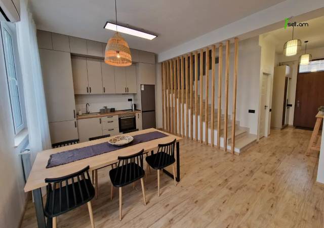 Երկու հարկանի քարե տուն, Դավթաշենի 2-րդ զանգված Դավիթաշենում, 170 ք.մ., 2 սանհանգույց