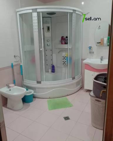 4 սենյականոց բնակարան Հովհաննես Թումանյանի փողոցում, 107 ք.մ., բարձր առաստաղներ, 2/5 հարկ