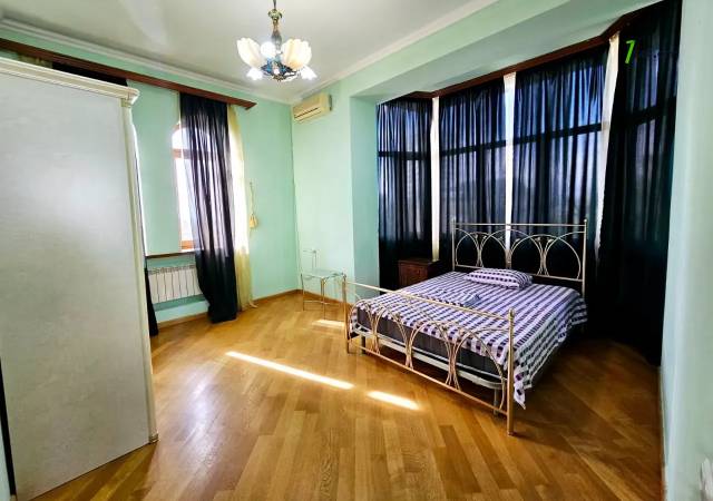 Երեք հարկանի քարե տուն Բարբյուսի փողոցում Արաբկիրում, 1060 ք.մ., 3+ սանհանգույց