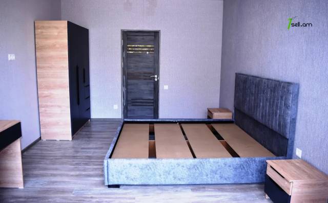 2 սենյականոց բնակարան Շիրակացու փողոցում, 70 քմ, 1/3 հարկ, կապիտալ վերանորոգված, քարե շենք