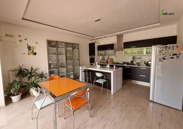 Երկու հարկանի տուն Բագրևանդի փողոցում Նոր Նորքում, 600 ք.մ., 3+ սանհանգույց, կապիտալ վերանորոգված