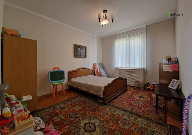 Երեք հարկանի քարե տուն Լուսինե Զաքարյան փողոցում Նորք Մարաշում, 300 քմ, 3+ սանհանգույց